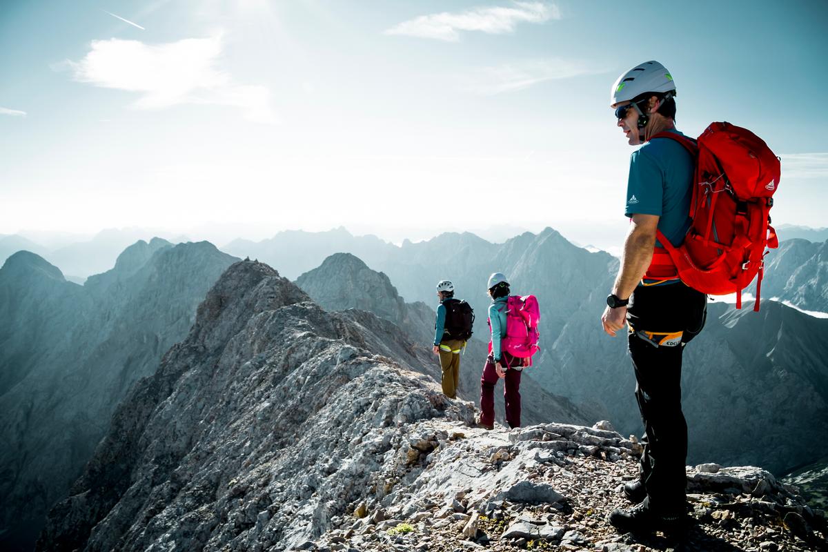Beim Bergsteigen stehen auch ausgesetzte Passagen auf dem Programm. Foto: DAV/Hans Herbig