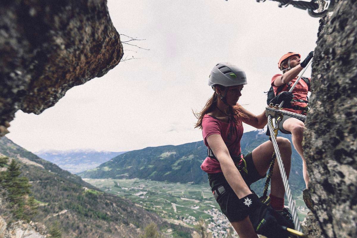 In luftiger Höhe – wer sich unsicher ist, findet für den Einstieg auch Klettersteigkurse. Foto: DAV/Wolfgang Ehn