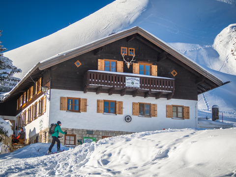 Die Schönfeldhütte im Winter, Foto: DAV/Silvan Metz