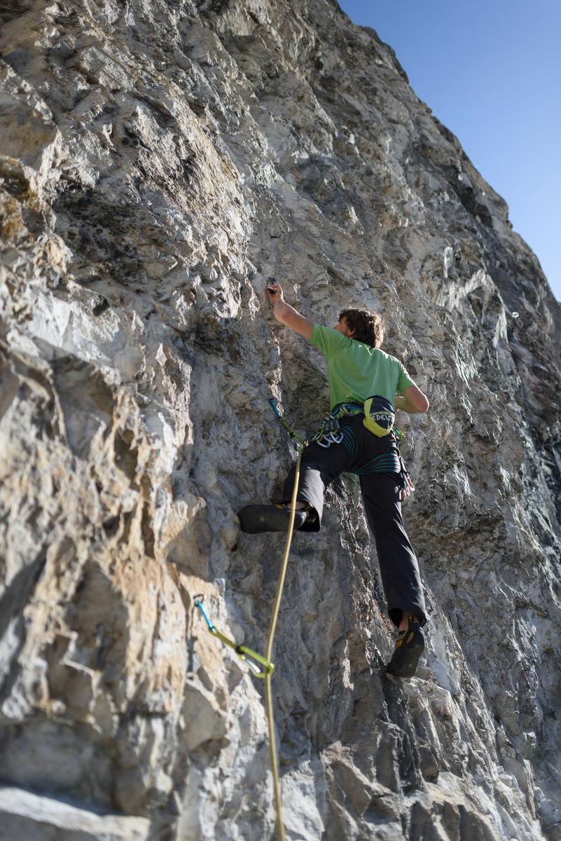 Beim Felsklettern ist mehr Ausrüstung nötig als beim Bouldern in der Halle. Foto: DAV/Wolfgang Ehn
