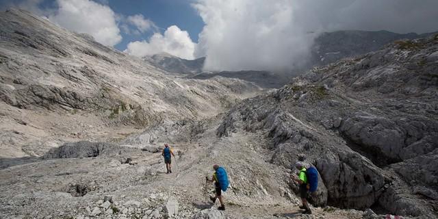 Totes Gebirge: Die riesige Karstfläche wird zwar nur am Rand durchquert, doch selbst diese Strecke beschäftigt einen halben Tag lang. Foto: Iris Kürschner