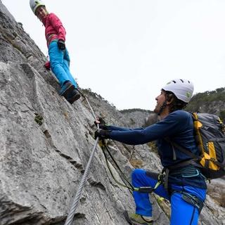 Eine neue Norm für Klettersteigsets erhöht ab Mitte diesen Jahres die Sicherheit für alle Klettersteiggeher. Foto: W. Ehn