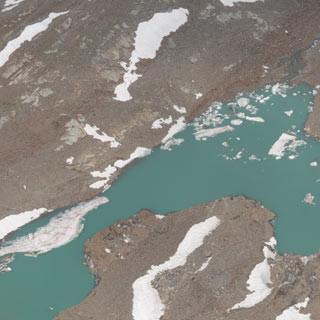 Fletschbachkees - Eiszeit: Arktische Assoziationen weckt der Tiefblick vom Lenkstein auf den kleinen See bei den Resten des Fletschbachkees.