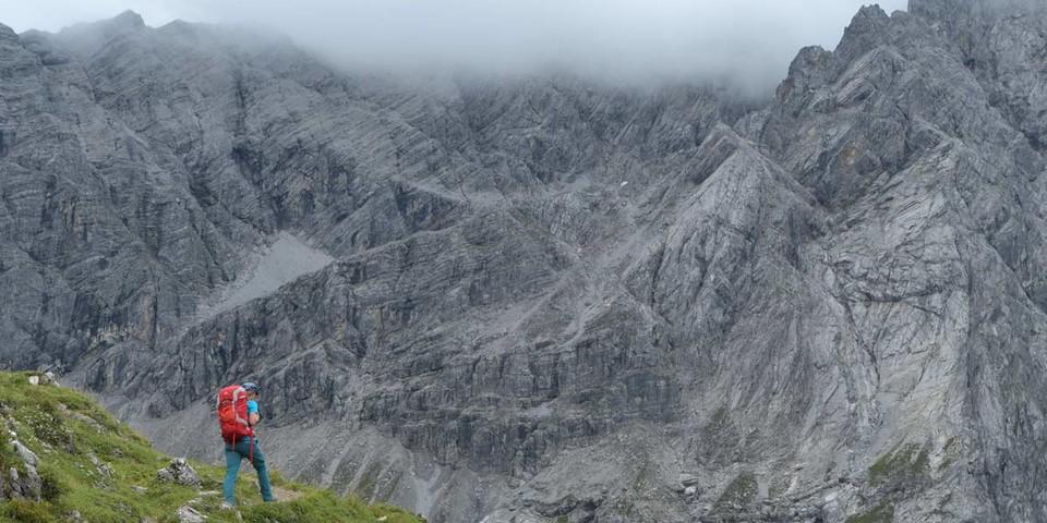 Felsige Wildnis: Kein Durchkommen scheint zu sein durch die Wände der Braunarlspitze – es löst sich dann doch auf. Foto: Stefan Herbke