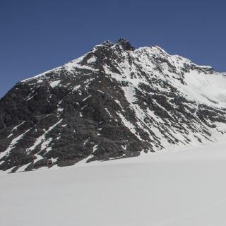 Basislager auf 5100m mit dem Koh-e-Wakhan im Hintergrund; Foto: Steffen Graupner