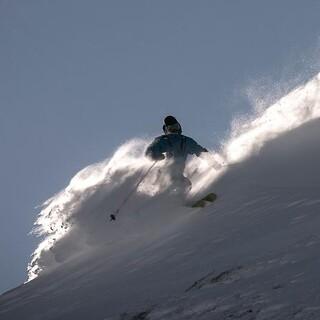 Die Abfahrt im Tiefschnee ist oft der Höhepunkt einer Skitour. Foto: DAV/Klaus Listl