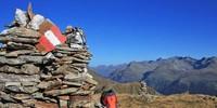 Pilgerbänder und Wegzeichen führen durch eine fantastische Bergwelt. Foto: Silvia Schmid