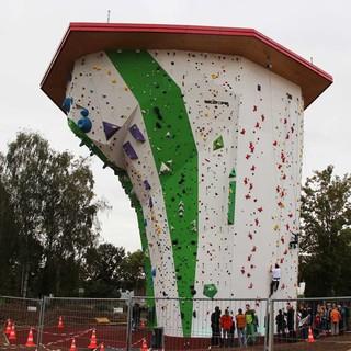 Über 16 Meter hoch, der neue wettkampftaugliche Kletterturm der DAV-Sektion Heilbronn. Bild: Tobias Müller