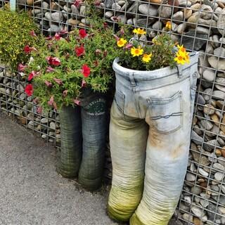 Alte Hosen als Alternative zu Blumentöpfen. Foto: DAV/Julia Kaess