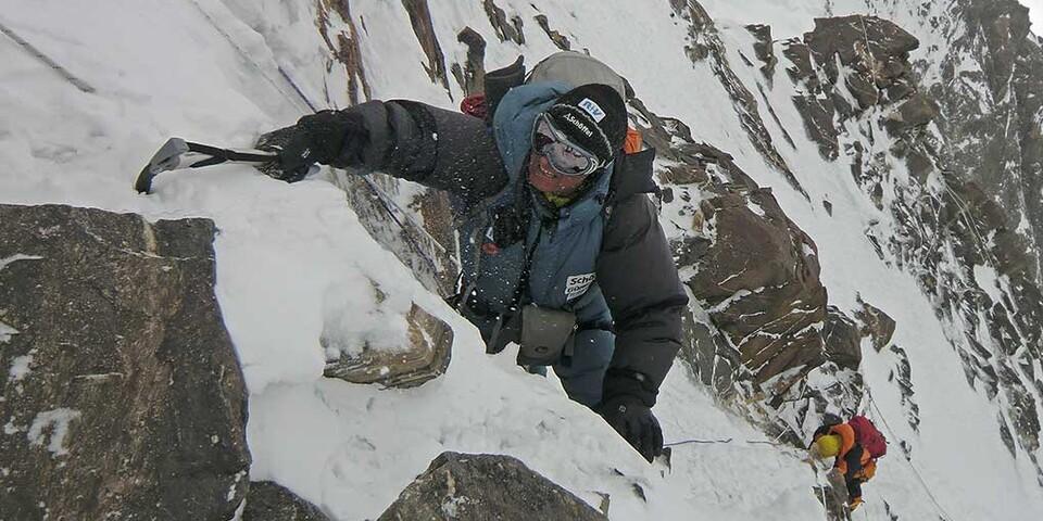 Trotz Achttausender-Besteigungen - hier 2007 am K2 - sind noch alle Zehen dran. Foto: Ralf Dujmovits