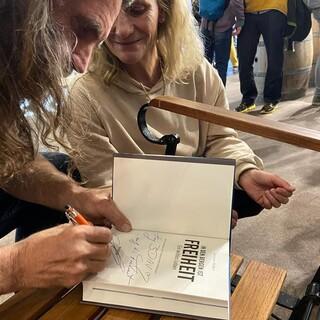 Thomas signiert sein Buch für die JDAV, Foto: Andy Klotz