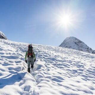 Auch eine geschlossene Schneedecke kann im Herbst auf Bergwanderer warten. Foto: Franz Güntner