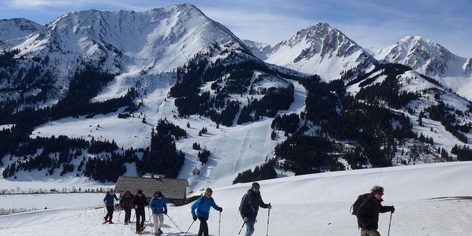 Beim Aufstieg Richtung Schönkahler vom Berggasthof "Zugspitzblick" liegen die Tannheimer Gipfel leider im Rücken. Foto: Thomas Krobbach