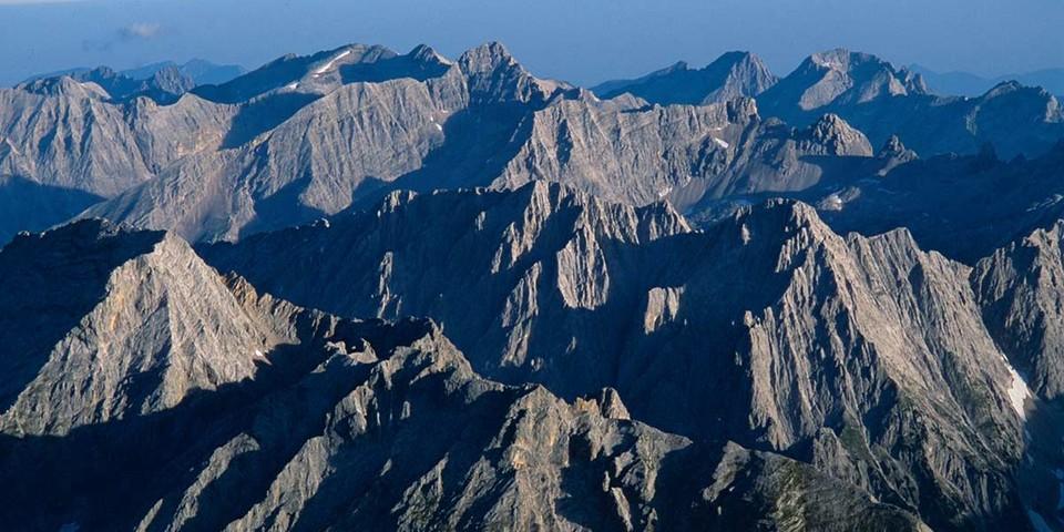 Ein Gebirge aus Stein: Zwischen den Karwendelzacken kann man schon mal die Übersicht verlieren. Foto: Heinz Zak