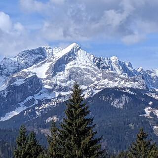 Die Alpspitze war am Dienstag morgen frisch verschneit. Foto: DAV/Pröttel