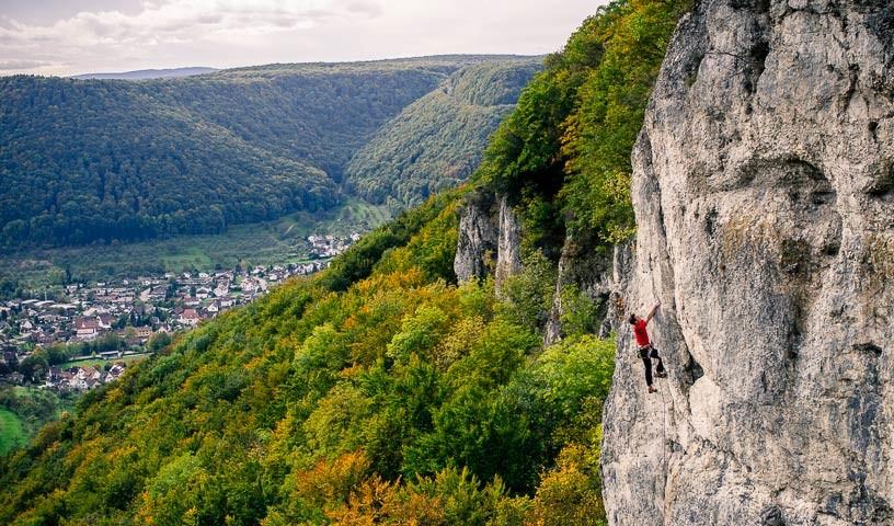 Lenninger Tal - Mittelgebirgs-Romantik: Fabian Boßler klettert die „Bahnhofsmission“ (VIII-) hoch über dem Lenninger Tal mit Oberlenningen, Mittlere Alb