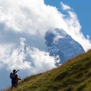 Auf dem Höhenweg von Höhbalmen hat man das Matterhorn fest im Blick....wenn es sich nicht gerade in  den Wolken versteckt. Foto: Iris Kürschner/powerpress