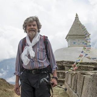 Reinhold Messner oberhalb des Dorfes Namche Bazar, Foto: ServusTV / RIVA Filmproduktion / Lars Jacobsen