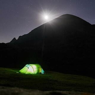Gute Nacht: Außerhalb des Nationalparks ist rücksichtsvolles Zelten erlaubt. Foto: Stefan Neuhauser
