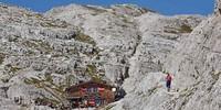 Höchstgelegene und kleinste Schutzhütte in den Sextner Dolomiten: die Büllelejochhütte (2528 m). Foto: Thorsten Brönner
