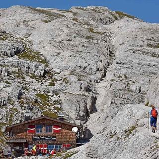 Höchstgelegene und kleinste Schutzhütte in den Sextner Dolomiten: die Büllelejochhütte (2528 m). Foto: Thorsten Brönner