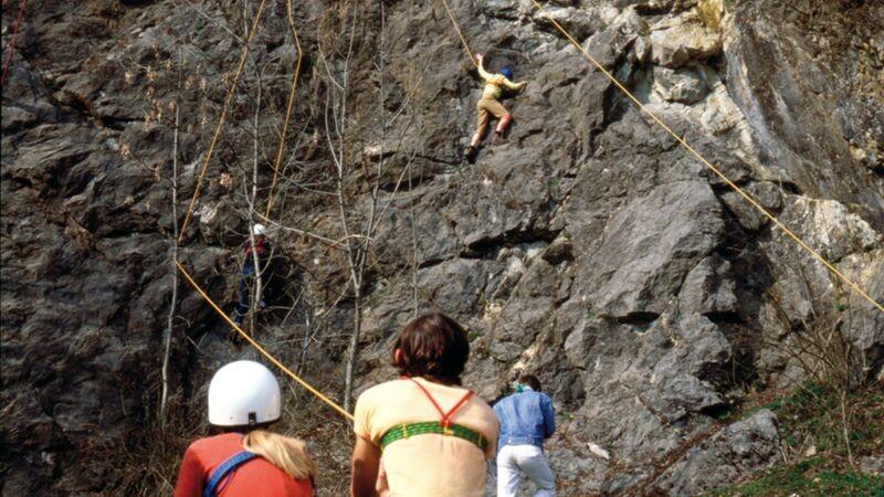 Sicherungstechnik im Jahr 1984 im Burgberger Klettergarten. Der Brustgurt galt noch als Standard und auf die Position der Sichernden legte man noch kein großes Augenmerk, Foto: Klaus Umbach