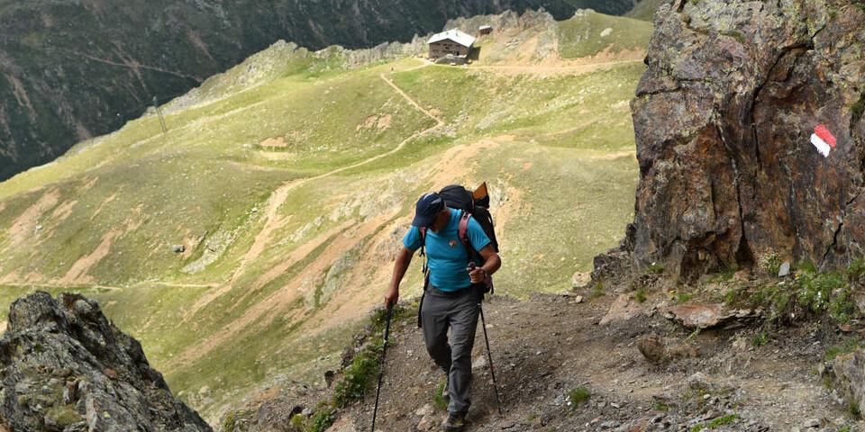 Beim Abstieg zur Oberetteshütte ist der Weg kurzzeitig steil und erfordert Trittsicherheit. Foto: Stefan Herbke