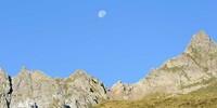Beim Abstieg im Val Torta steht noch der Mond im klaren Himmel. Foto: Folkert Lenz
