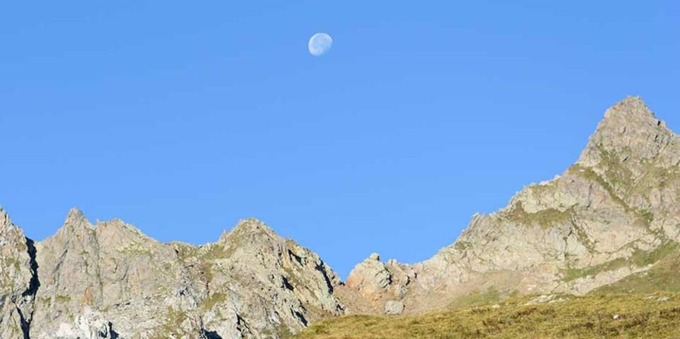 Beim Abstieg im Val Torta steht noch der Mond im klaren Himmel. Foto: Folkert Lenz