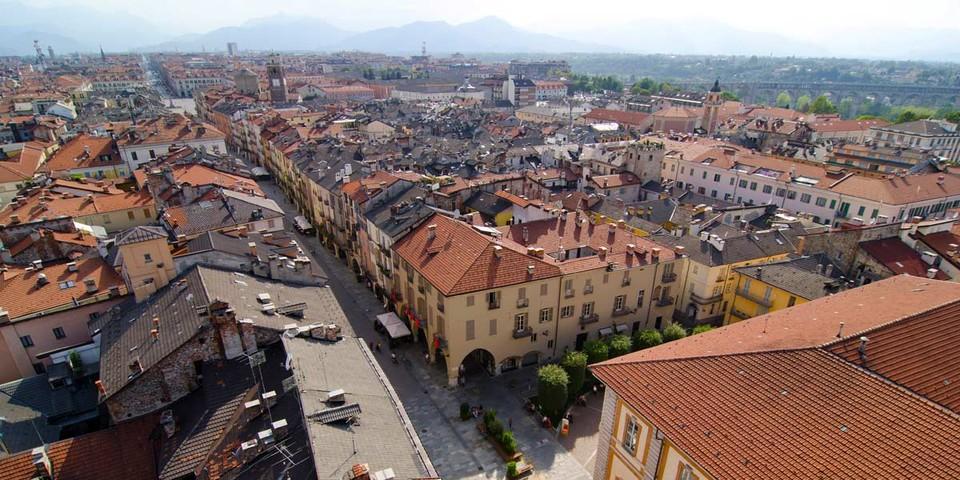 Über die Dächer der Provinzhauptstadt Cuneo weg blickt man auf die Ausläufer der Cuneeser Seealpen. Foto: Joachim Chwaszcza