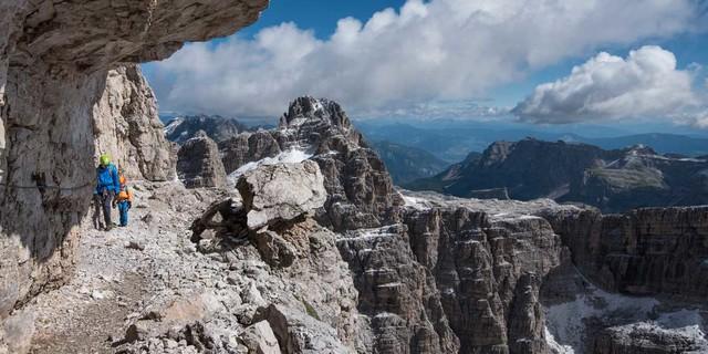 Auf den typischen Felsbändern der Brenta lässt sich über weite Strecken gut gehen. Foto: Ralf Gantzhorn