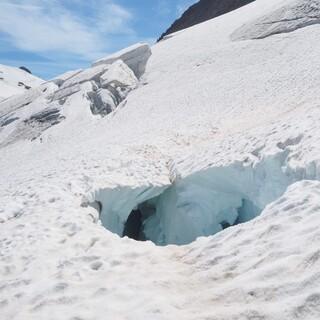 Große Gletscherspalte im Nahbereich eines bereits aperen Steilhangs. Foto: Carolin Hübler