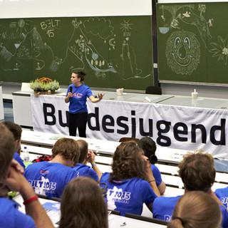 Lisi Maier, Vorsitzende des DBJR motiviert den BJLT für den Nachmittag. Foto: JDAV/Ben Spengler