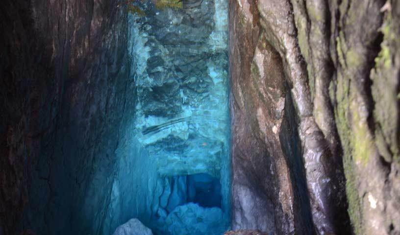 An der Quelle der Soca - Hort der Nymphen: Bei sommerlich tiefem Wasserstand zeigt die Soca ihren Spiegel, Foto: Andi Dick