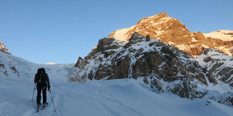 Im Aufstieg zum Tödi; nach dem ersten Gletscherabbruch führt eine Querung zum zweiten, steilen Gletscherhang, der manchmal durch die Schneerus umgangen werden muss. Foto: Christine Kopp