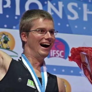 Strahlender Weltmeister: Korbinian Franck bei der Siegerehrung, Bild: IFSC TV