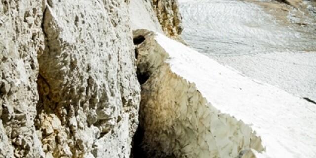 Randkluft - Je nach Jahreszeit und Verhältnissen ist der Übergang vom Gletscher in den Fels unterschiedlich schwierig.