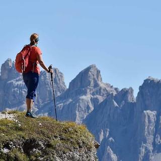 Die ruhige Wanderung auf den Sarlkofel (2378 m) bietet tolle Blicke auf die umstehenden Dolomitengipfel. Foto: Thorsten Brönner