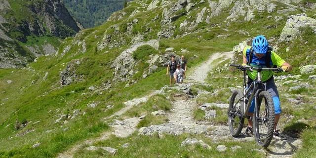 Taurista: Auf der langen Hochgebirgstraverse von der Oberhütte nach Obertauern gibt es auch einige Schiebe- und Tragepassagen. Foto: Traian Grigorian