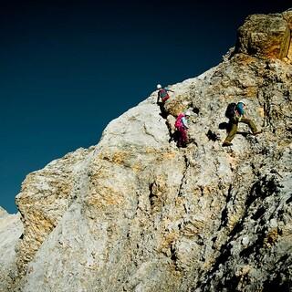 Die höchsten Kletterschwierigkeiten am Jubiläumsgrat: steile Abstiegsstelle mit Tiefblick zum Zugspitzplatt kurz vor dem Anstieg zur Inneren Höllentalspitze, Foto: DAV/Hans Herbig 