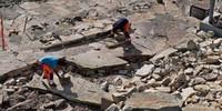 Nepalische Wegbauer unterhalb der Gaustahütte sorgen für Gehkomfort in der Steinwüste. Foto: Antes & Antes