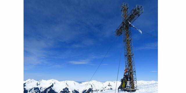 Das imposante Gipfelkreuz des Hohen Fraßen. Foto: Stefan Herbke