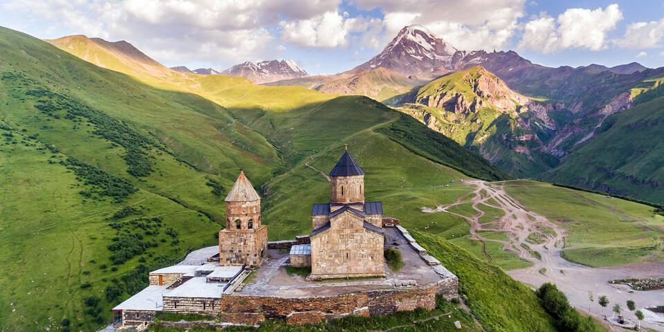 Die Gergeti-Kirche am Fuße des Kasbek. Foto: AdobeStock