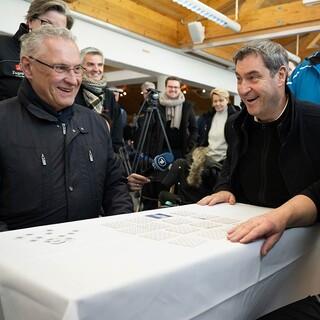 Ministerpräsident Markus Söder und Innenminister Joachim Herrmann testen das Schneememory, Foto: Sebastian Widmer