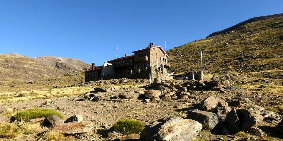 Unterkunft: Das Refugio Poqueira ist vielbesuchter Stützpunkt nahe der Gipfel. Foto: Josef Schlegel