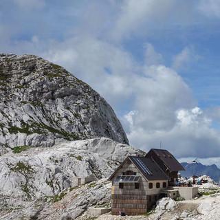 Schön und nah am Triglav gelegen: die Dolič-Hütte. Foto: Christof Herrmann