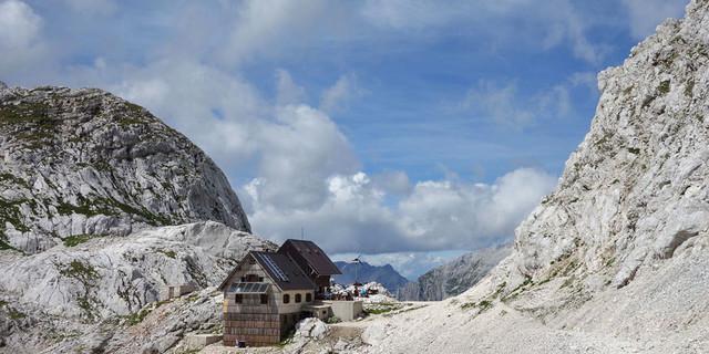 Schön und nah am Triglav gelegen: die Dolič-Hütte. Foto: Christof Herrmann