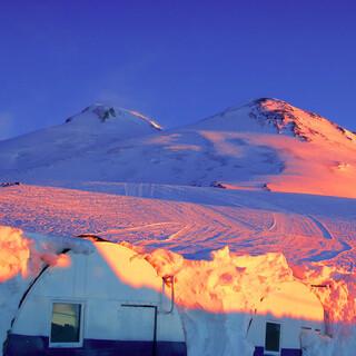 Die Botschkis - noch tief im Schnee versunken - im Hintergrund der Elbrus. Foto: AdobeStock