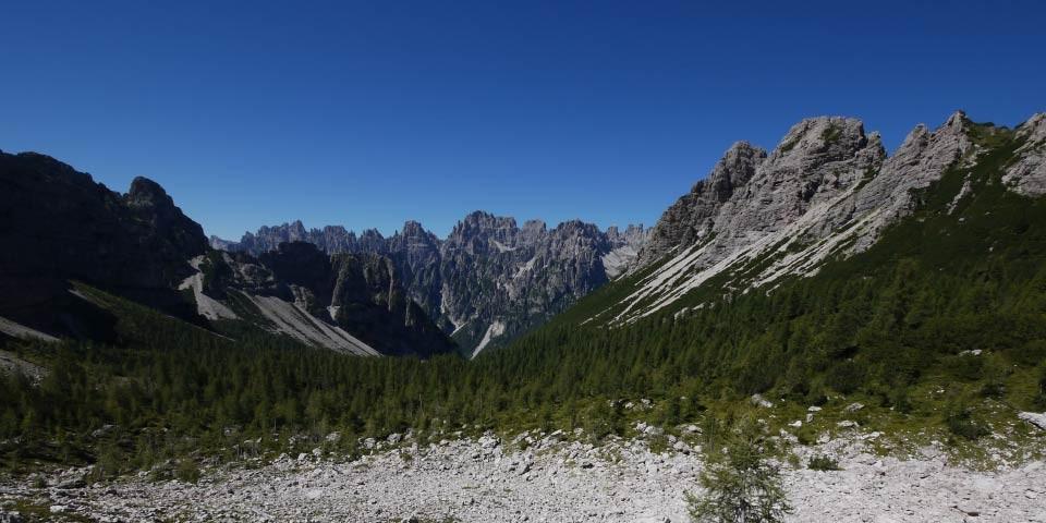 Truoi dai Sclops - <p>Vom Höhenweg „Truoi dai Sclops“ reicht der Blick weit über die Friulanischen Dolomiten – hinten die „Spalti di Toro“.</p>