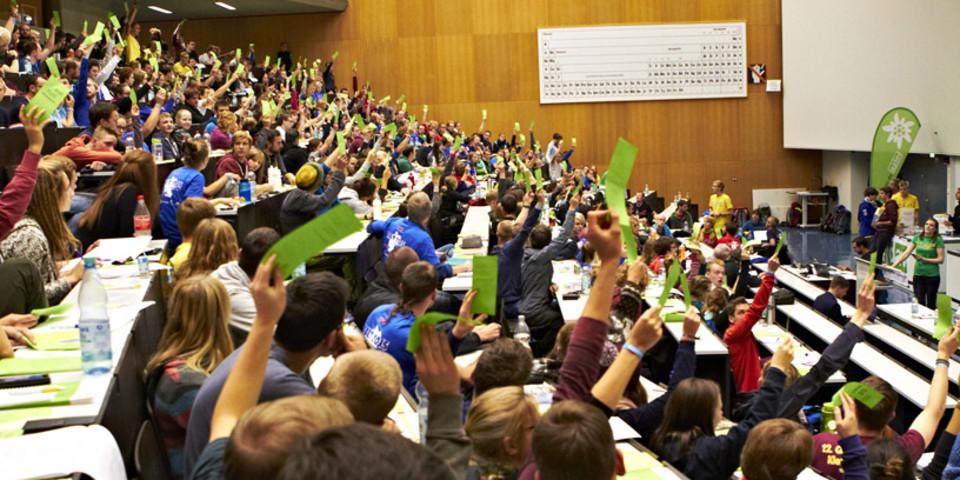 Das Plenum stimmt zu den verschiedenen Anträgen ab. Foto: JDAV/Ben Spengler